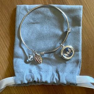 Expandable bangle with bird charm